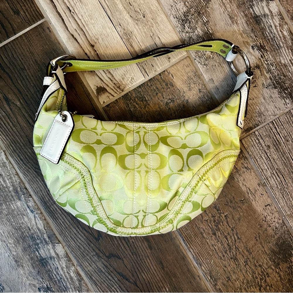 🎉EUC🎉 COACH Lime Green Crescent Dumpling Bag 💚🤍